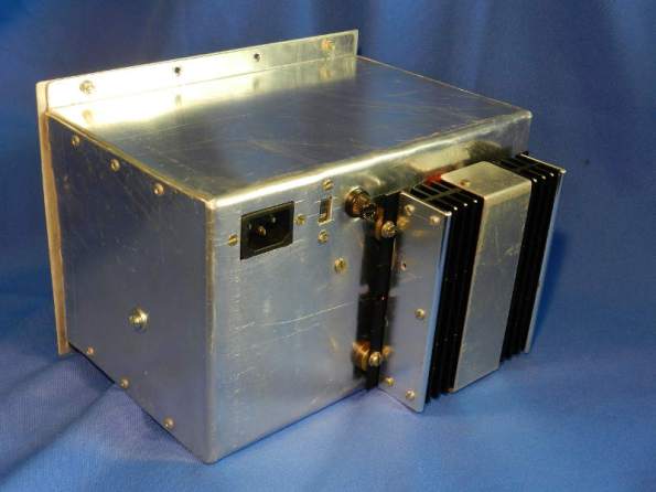 Figura 78 – Gabinete pronto, visto por trás.