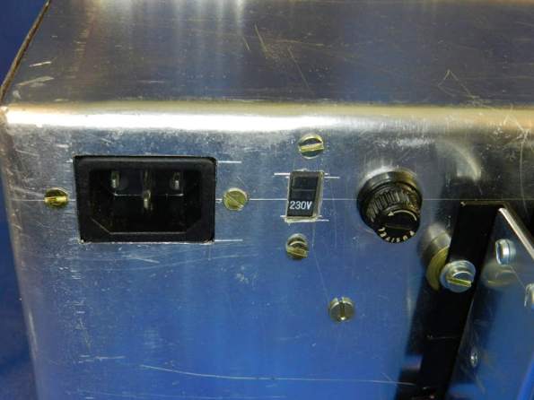 Figura 79 – Detalhe da tomada CA, junto da chave 110/220V e porta-fusível.