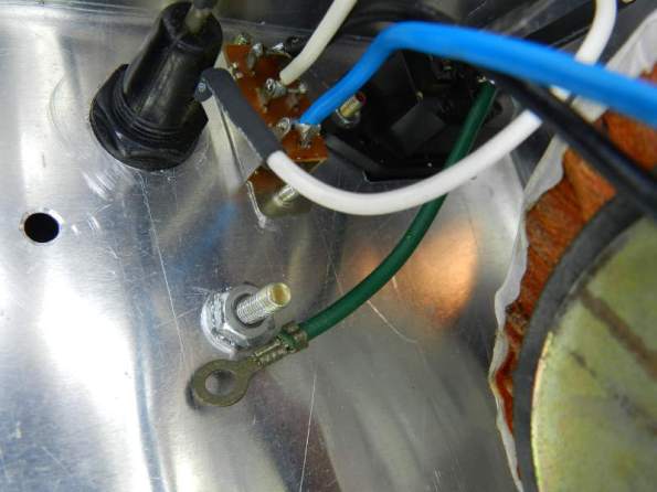 Figura 85 – Colocação do parafuso de aterramento, preso à carcaça com porca e arruela de pressão.