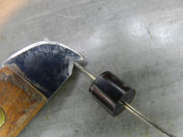 Figura 89 – Limpeza do diodo com ferramenta construída com faca de churrasco.