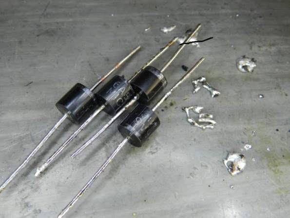 Figura 90 – Diodos limpos e reestanhados.