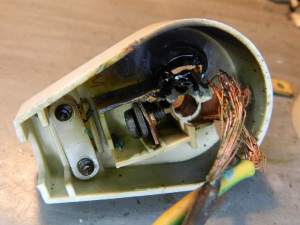 Figura 12 – Detalhe do aquecimento dos cabos do plugue.