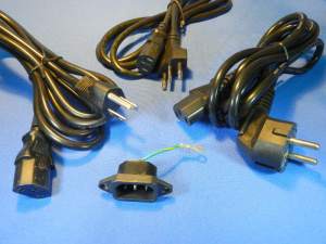 Figura 19 – Plugues intercambiáveis, de 3 padrões diferentes e mesma tomada de saída.