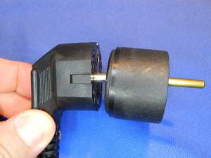 Figura 20 – Plugue Shucko com "adaptador", observar a diferença de diâmetro dos pinos.