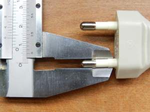 Figura 24 – Detalhe do plugue de ligação do tapete elétrico. Observar o diâmetro no paquímetro.