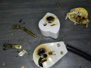 Figura 8 - Conjunto plugue/adaptador desmontado.