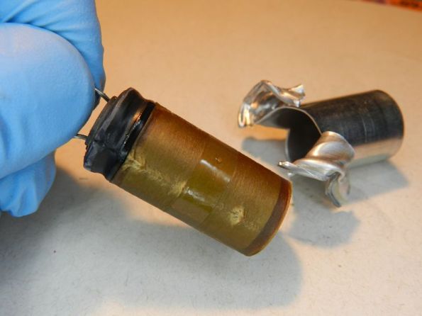 Figura 18 – Capacitor eletrolítico de alumínio sem a caneca. Observe a fita adesiva que envolve o papel embebido no eletrólito.