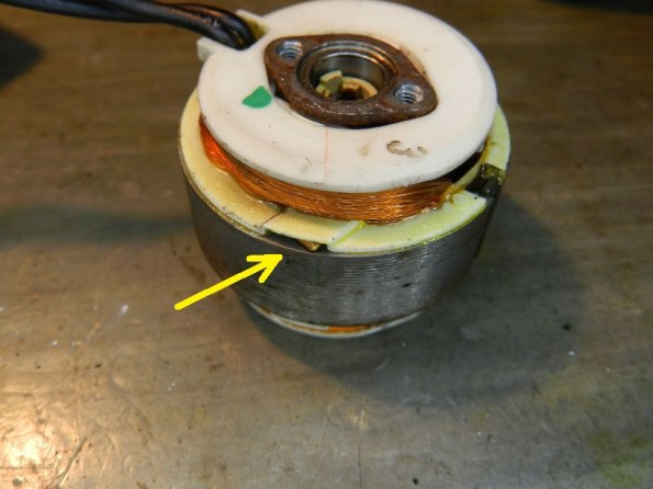 Figura 75 – Detalhe do enrolamento do motor, que é de 2 polos. A seta destaca uma das duas espiras de sombra.