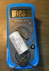 Figura 87 – Capacitor em teste, terminais verde e vermelho (maior capacitância). Deveria ter 2 uF...