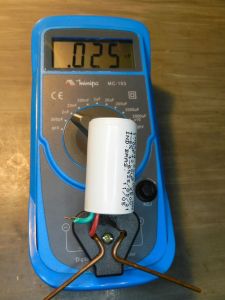 Figura 88 – Capacitor em teste, terminais vermelho e preto (menor capacitância). O valor original era 1 uF.