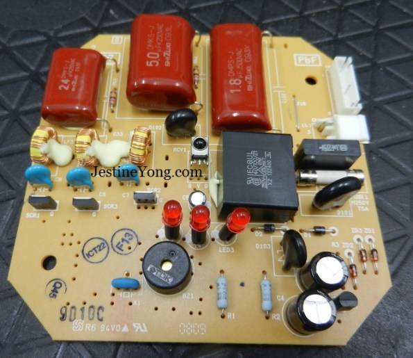 Figura 91 – Placa de ventilador de teto Panasonic, montada junto à luminária. Fonte: Jestine Young [127].