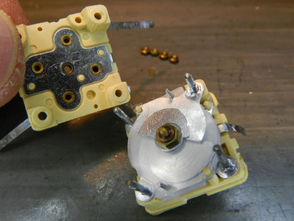 Figura 36 – Vista interna do capacitor variável. NÃO MEXA MAIS NO EIXO.