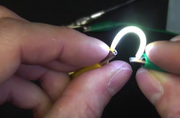 Figura 10 – Demonstração da flexibilidade de um filamento LED com espaguete. Fonte: Electricstuff [24].