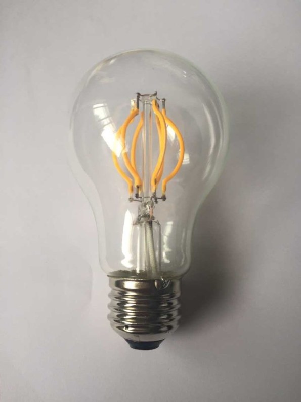 Figura 11 – CE-UL-230V-120V-led-filament-bulb.jpg - Lâmpada com filamentos LED curvos. Fonte: Hesunny [25].
