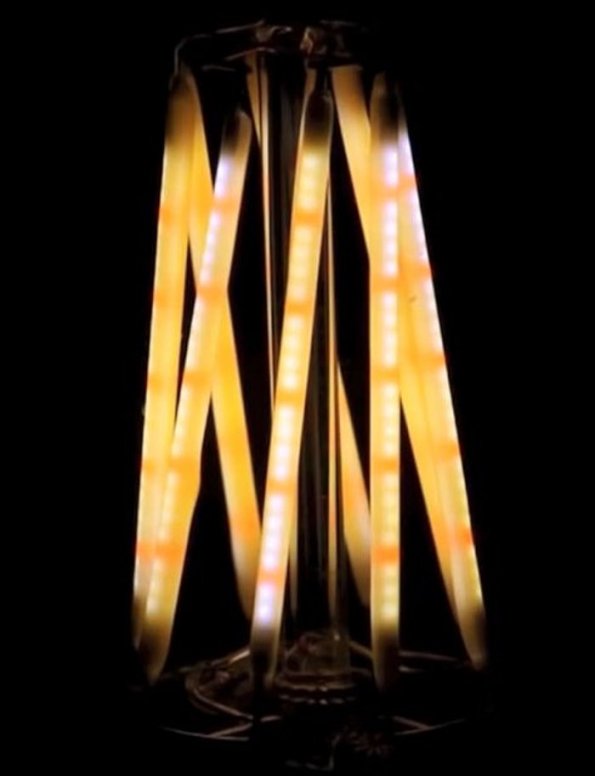 Figura 13 – Lâmpada de filamentos LED melhorada, onde aparecem LEDs vermelhos intercalados com os azuis. Os LEDs vermelhos são as áreas mais escuras e em menor quantidade. Comparar com a imagem anterior. Fonte: Chilicon Valley [27].