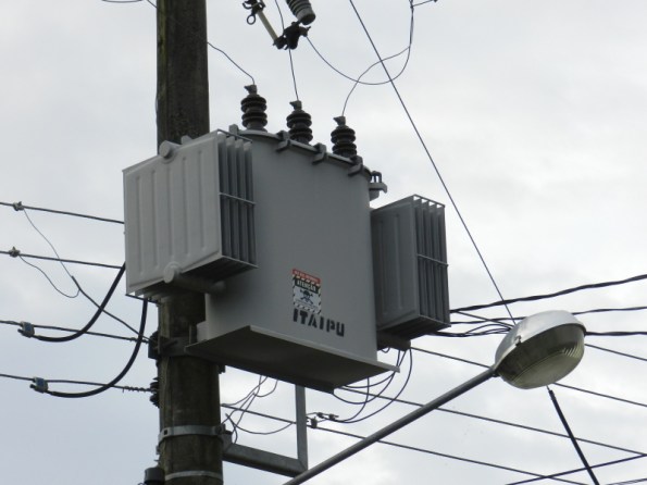 Figura 29 – Transformador distribuidor de baixa tensão. As aletas são necessárias para realizar a convecção do óleo no interior do componente, para resfriá-lo.