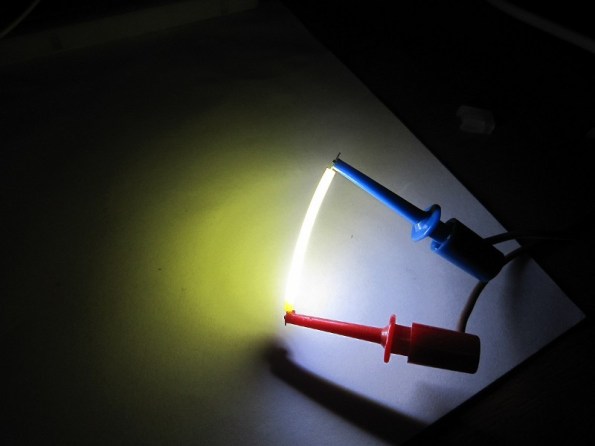 Figura 38 – Filamento LED com fuga de luz azul por problemas construtivos. Fonte: Pavlův blog [23].