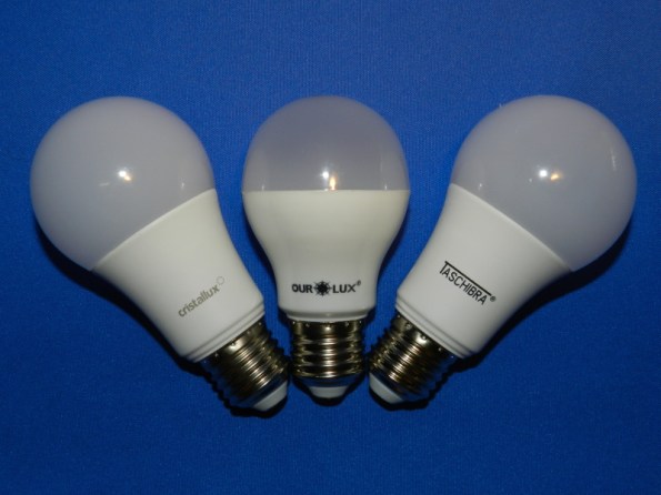Figura 50 – 3 modelos de lâmpadas LED com aparência de bulbo incandescente, respectivamente das marcas Cristalux, Ourolux e Tashibra. Todas emitem luz equivalente à incandescente de 60W.
