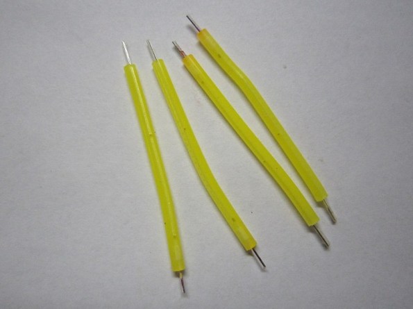 Figura 9 – Filamento LED com base flexível e espaguete fluorescente, aparentemente da marca Z-Light. Fonte: Pavlův Blog [23].