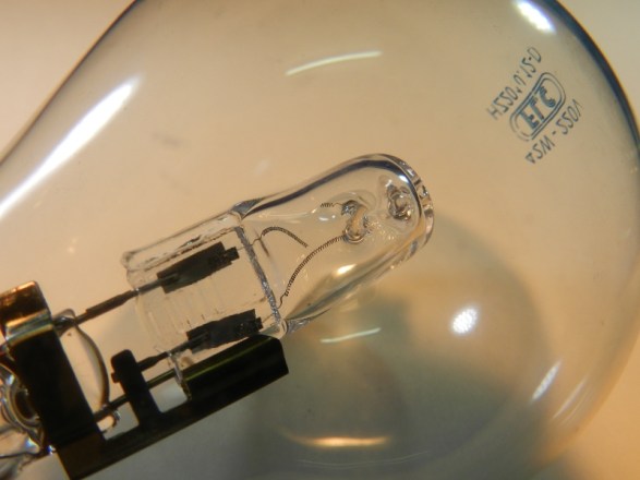 Figura 112 – Detalhe do filamento de tungstênio rompido de uma lâmpada incandescente halógena de uso residencial, de 42W, equivalente a incandescente de 60W.