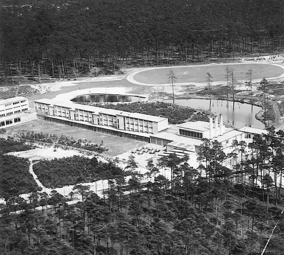 Figura 137 – Outro ângulo aéreo da escola Sindical de Bernau, onde se pode notar as três chaminés junto da entrada. Fonte: Wikiarquitectura [416].