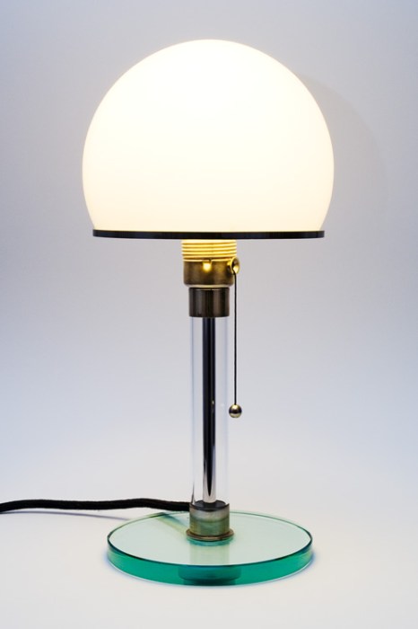 Figura 144 - Abajur Wagenfeld WG24, versão com base de vidro. Fonte: Bauhaus Shop [430].