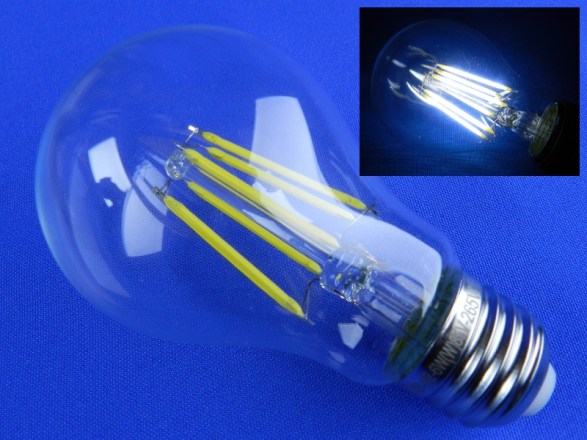 Figura 57 – Lâmpada de filamento LED de 6W, de origem chinesa, bivolt, não dimerizável, sem pescoço, cor branca fria (6500K), com filamentos LED de base cerâmica. No detalhe, a lâmpada ligada.