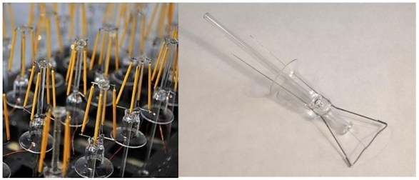 Figura 58 - Suportes centrais de vidro, já com os filamentos LED. As peças de vidro são muito semelhantes às que apoiam os filamentos incandescentes (direita). Fontes: MiniInTheBox [158] e Prakash [158a].