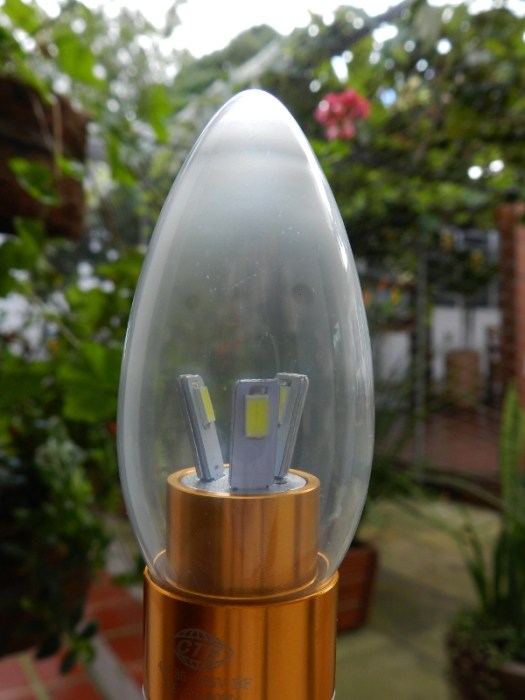 Figura 60 – Superfície interna de lâmpada LED sem atmosfera modificada, o bulbo está turvo após dois anos de uso.