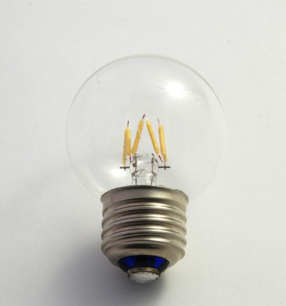 Figura 64 – Primeiro modelo de lâmpada de filamento LED, da USHIO japonesa. Fonte: Nikkei Technology [166].