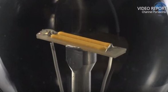 Figura 67 – Detalhe da placa de LEDs de lâmpada Panasonic LDAHV4L27CG. Fonte: Channel Panasonic [185].