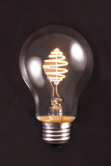 Figura 71 – Lâmpada de filamento LED SIMBULB ligada: Fonte: SIMLighting [199].