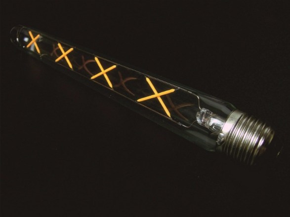 Figura 77 - Lâmpada charuto, com 8 filamentos LED dispostos em X. Fonte: Edison Light Globes [210].