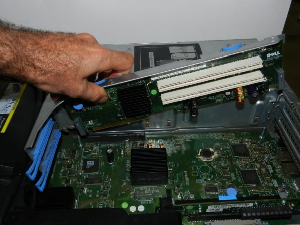 Figura 14 – Maneira de começar a encaixar o módulo. Cuidar os trilhos metálicos atrás da placa, devem encaixar corretamente. Não há absolutamente nenhuma necessidade de forçar os encaixes. Se a posição está correta, tudo desliza facilmente.