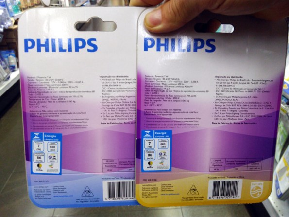 Figura 2 – Lâmpadas LED certificadas Philips, à venda em gôndola de supermercado.