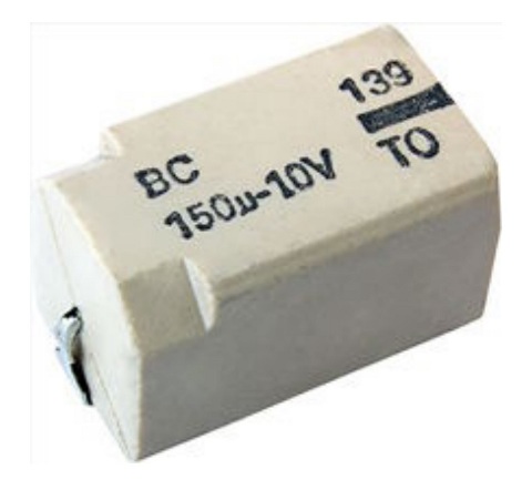 Figura 35 – Capacitor eletrolítico de alumínio Vishay 139 CLL, em formato de chip, para montagem SMD. Fonte: Vishay [12].