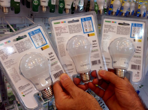 Figura 4 - Lâmpadas LED certificadas da Taschibra, à venda em gôndola de supermercado.