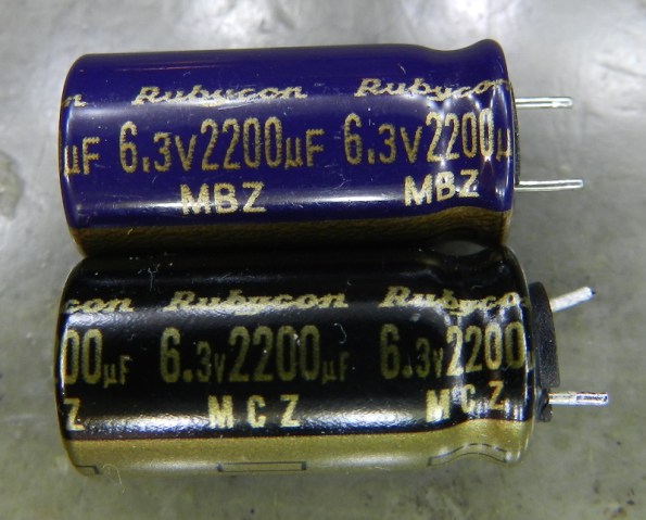 Figura 48 – Capacitores Rubycon MBZ (substitutol) e MCZ (original).