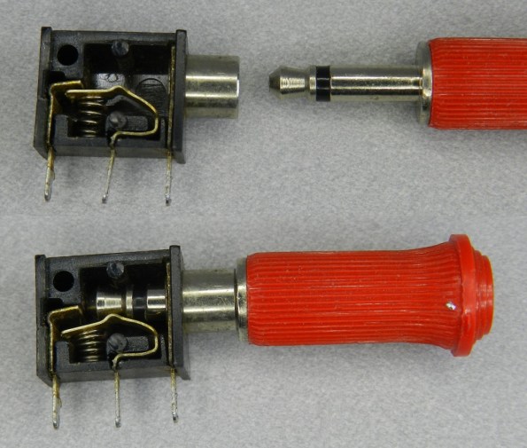 Figura 10 – Tomada e plugue de 3,5mm mono. Demonstração do acionamento da chave interna, que ocorre ao inserir o plugue.