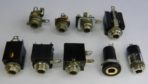 Figura 12 – Tomadas de 3,5mm para painéis. Observar os furos nos terminais, que servem para ancorar os fios a soldar.
