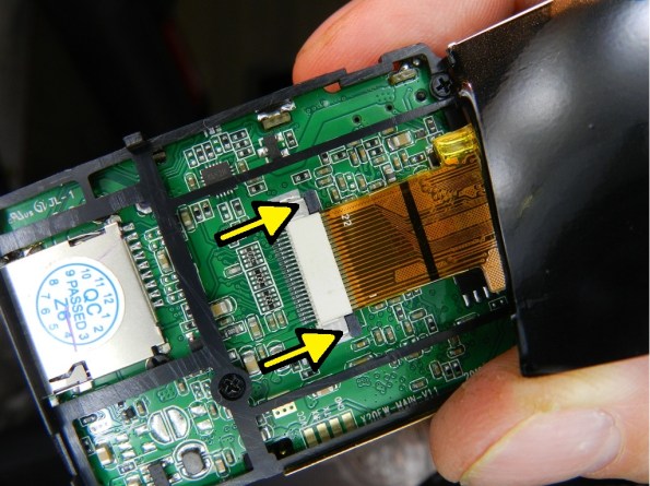 Figura 2 – Setas indicando movimento necessário para liberar o cabo flat do display.