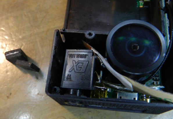 Figura 20 – Tomada montada, com dois pedaços de borracha ao lado da câmera, para montar o calço. Eles foram unidos com cola para formar uma peça única.