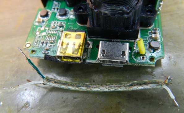 Figura 22 – Cabo blindado, utilizado antigamente em braços de toca-discos. Na placa, aparece um fio rígido, com capa amarela, que servirá de suporte para o microfone original.