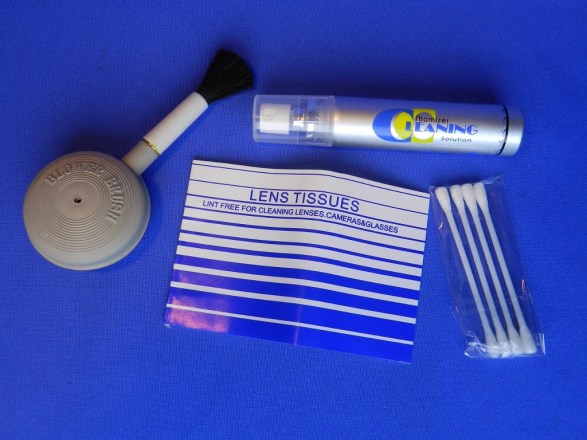 Figura 28 – Componentes de um kit de limpeza de lentes de máquinas fotográficas, vendido no comércio.