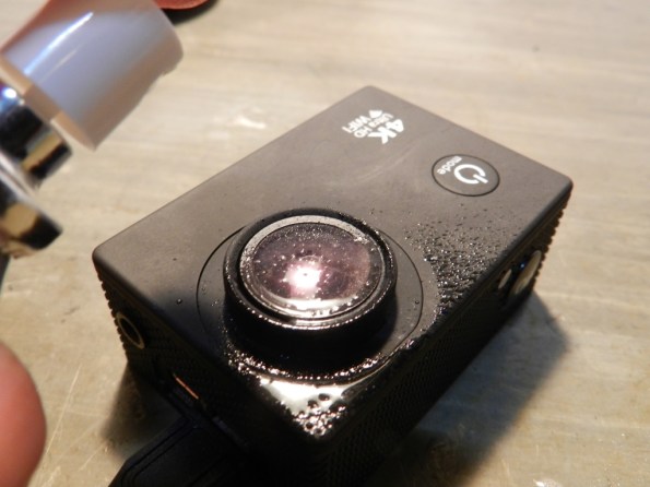 Figura 29 – Borrifando líquido de limpeza sobre a lente.