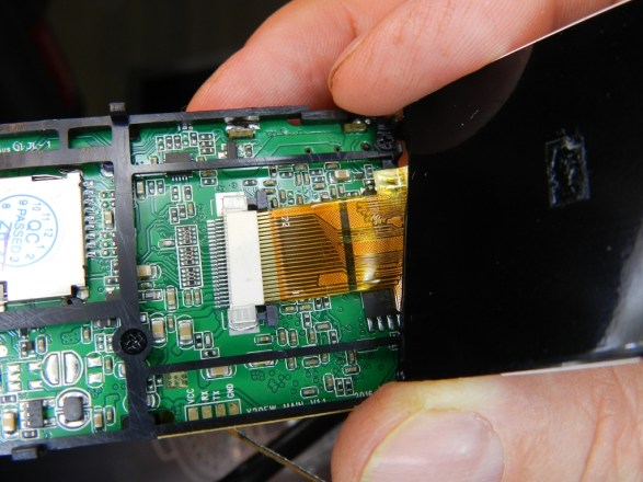 Figura 3 – Conector do display em posição destravada, o cabo chato de ligação ao mostrador está solto.