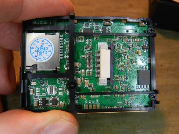 Figura 4 – Vista inferior da placa da câmera, este quadro deve ser removido para ter acesso à cápsula do microfone, cuide a posição dos 3 parafusos.