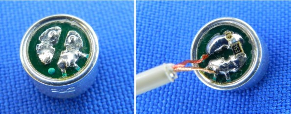 Figura 42 – Microfone de eletreto. À esquerda, nota-se as conexões do polo negativo à carcaça da cápsula. À direita, os fios esmaltados ressoldados na cápsula, junto com um resistor de 15K.