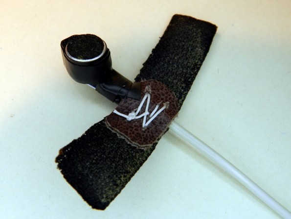 Figura 48 - Microfone pronto, montado no suporte de velcro.