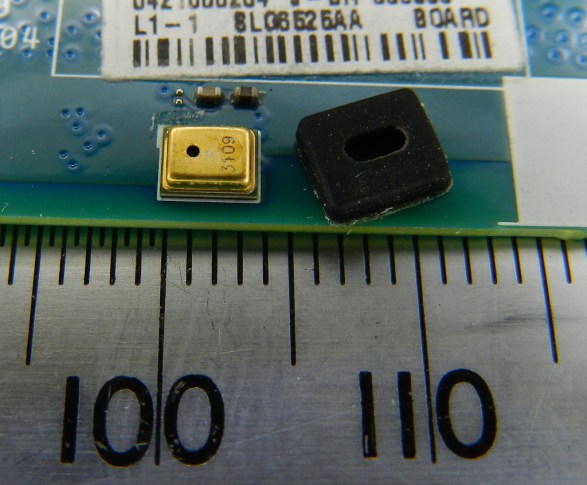 Figura 51 – Microfone MEMS, de telefone celular, com a capa de proteção ao lado. Mede 3,8 x 3mm. É a nanotecnologia dando as caras.